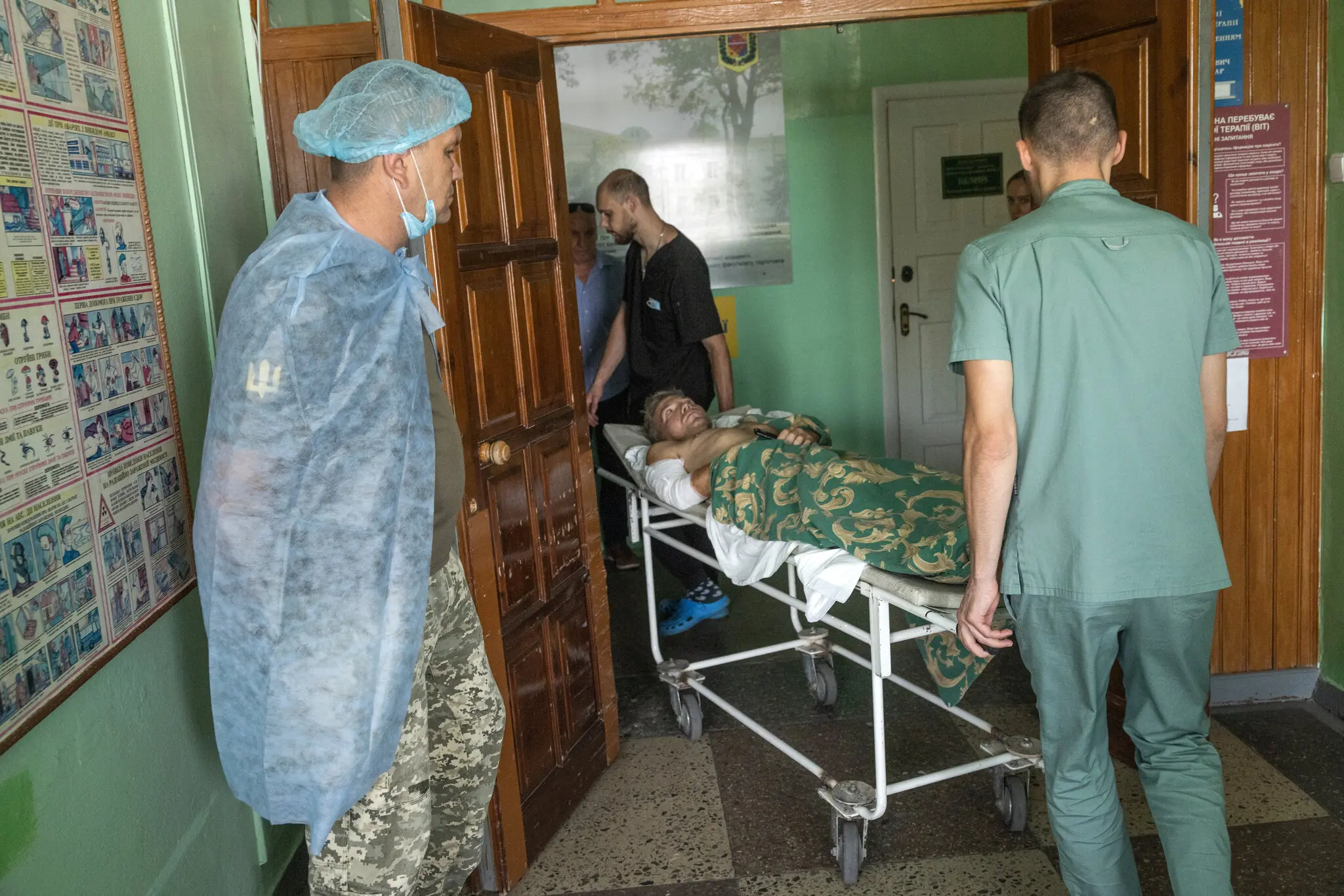 Пораненого чоловіка доставили в реанімаційне відділення лікарні в середу.